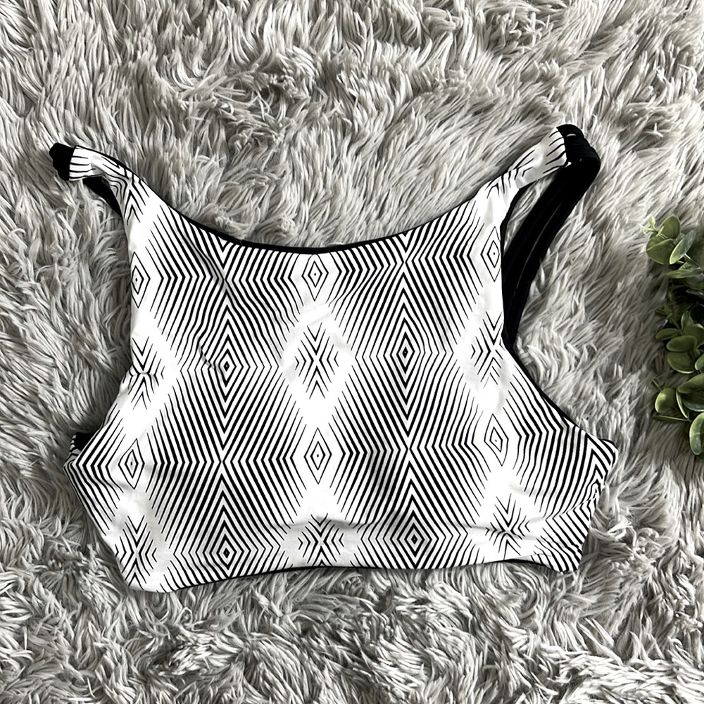 Nwot black and white tribal full coverage bikini top size S